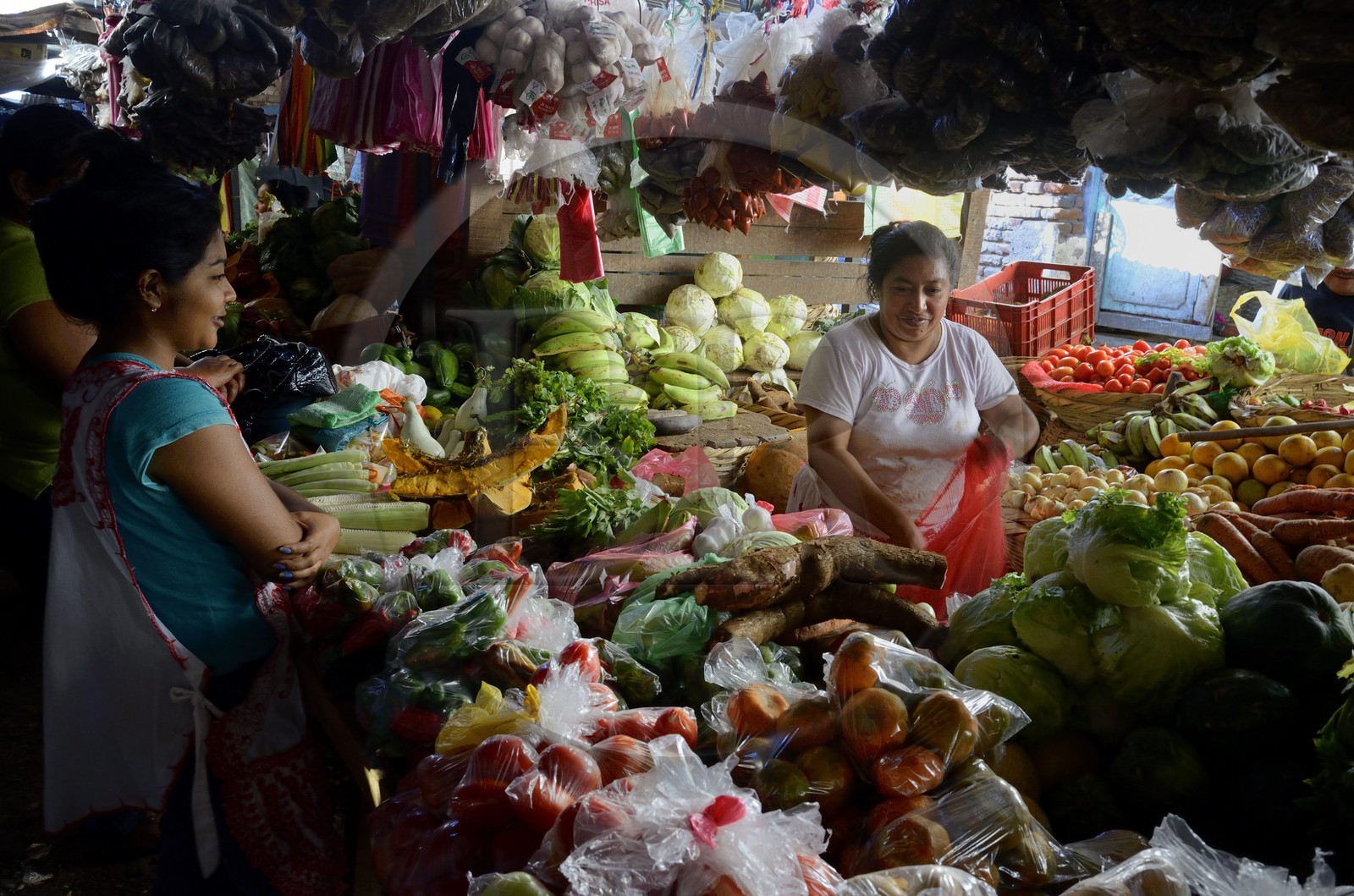 Nicaragua, Granada, marché central, vendeuse de fruits et légumes