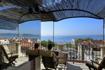 Portugal, Lisbonne, quartier du Chiado, terrasse avec vue sur la rive sud du Tage