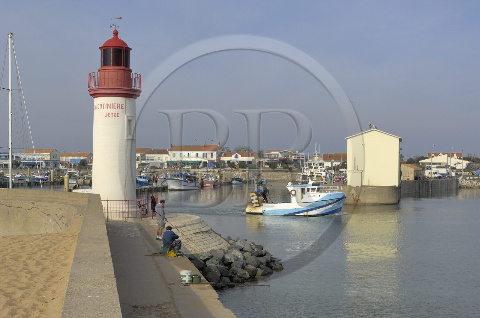 France, Charente-Maritime (17), Ile d'Oléron, phare du port de la Cotinière, pêcheurs