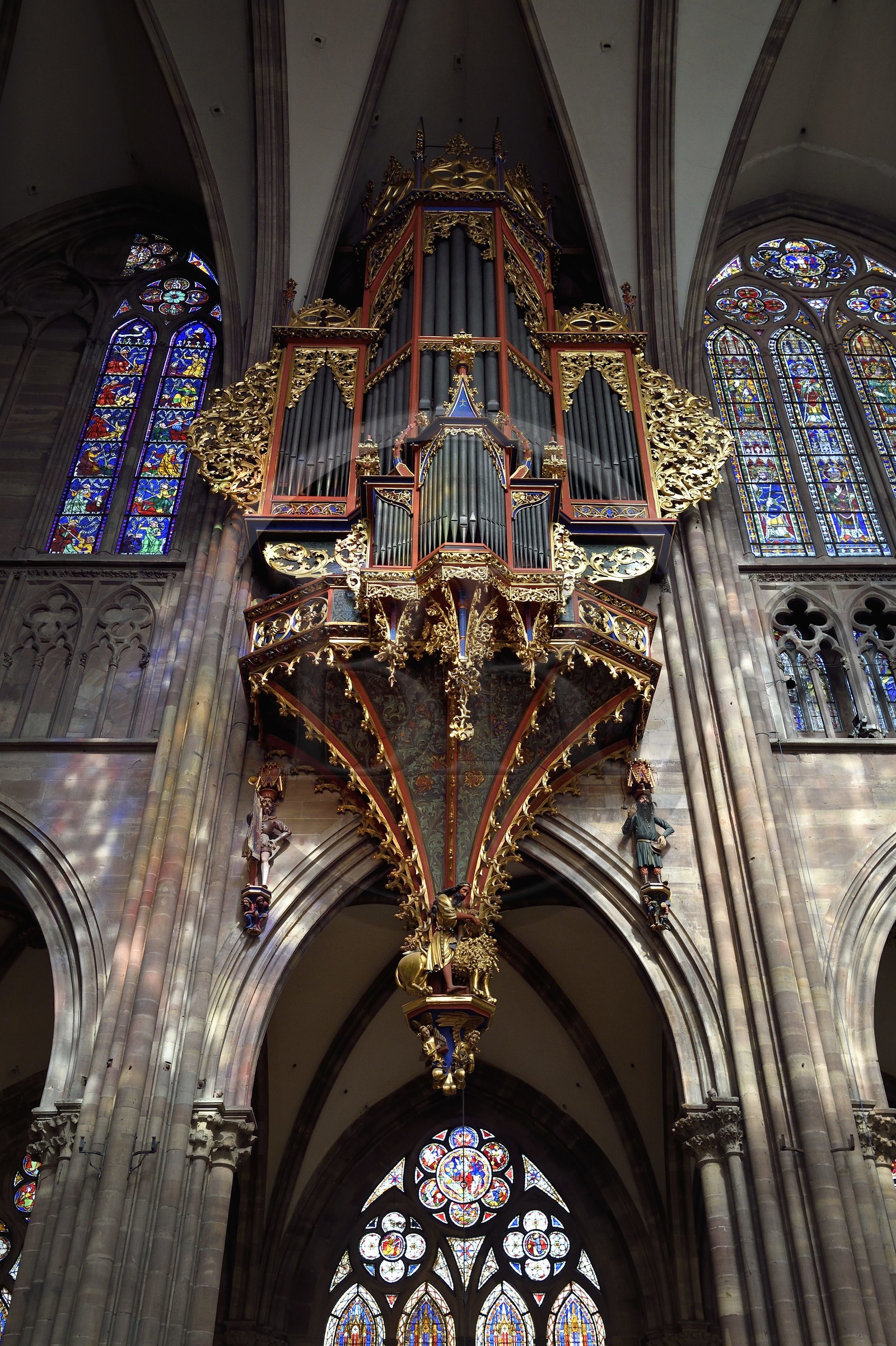 France, Bas-Rhin (67), Strasbourg, vieille ville classée au Patrimoine Mondial de l'UNESCO, la cathédrale Notre-Dame, le grand orgue qui domine la nef, l'automate appelé le Rohraffe (aussi Bretzelmann) à droite sous le grand orgue, de là les fidèles et le clergé se faisait insulter lors des offices des fêtes de la Pentecote, sur la gauche un héraut porte à sa bouche une trompette avec l’aide de cables tirés par l’organiste