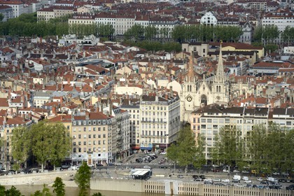 France, Rhône (69), Lyon, site historique classé Patrimoine Mondial de l'UNESCO, quai de La Pêcherie en bordure de Saône, église Saint Nizier