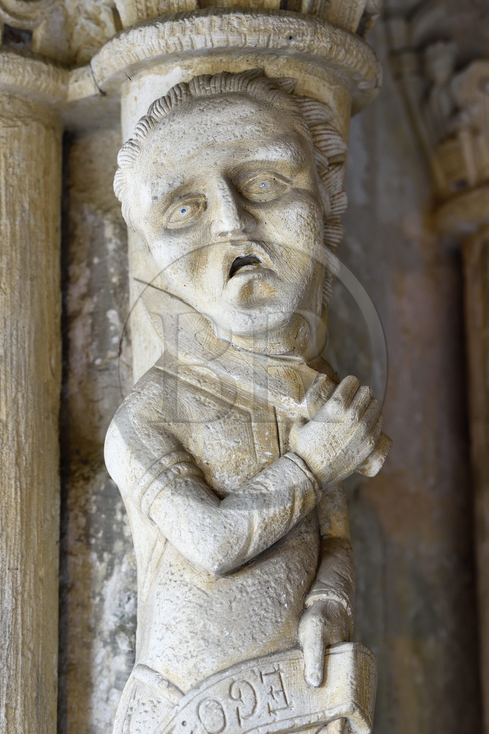 France, Seine-Maritime (76), Saint-Martin-de-Boscherville, Abbaye Saint-Georges de Boscherville du XIIe siècle, statue colonne de la salle capitulaire (salle du chapitre), elle représente un homme se tranchant la gorge pour respecter la règle de Saint Benoit