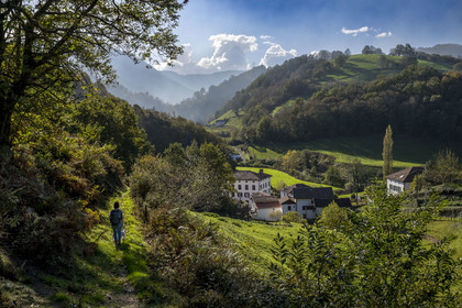 France, Pyrénées-Atlantiques (64), Pays-Basque, vallée des Aldudes, randonneur sur un sentier menant au village d'Urepel
