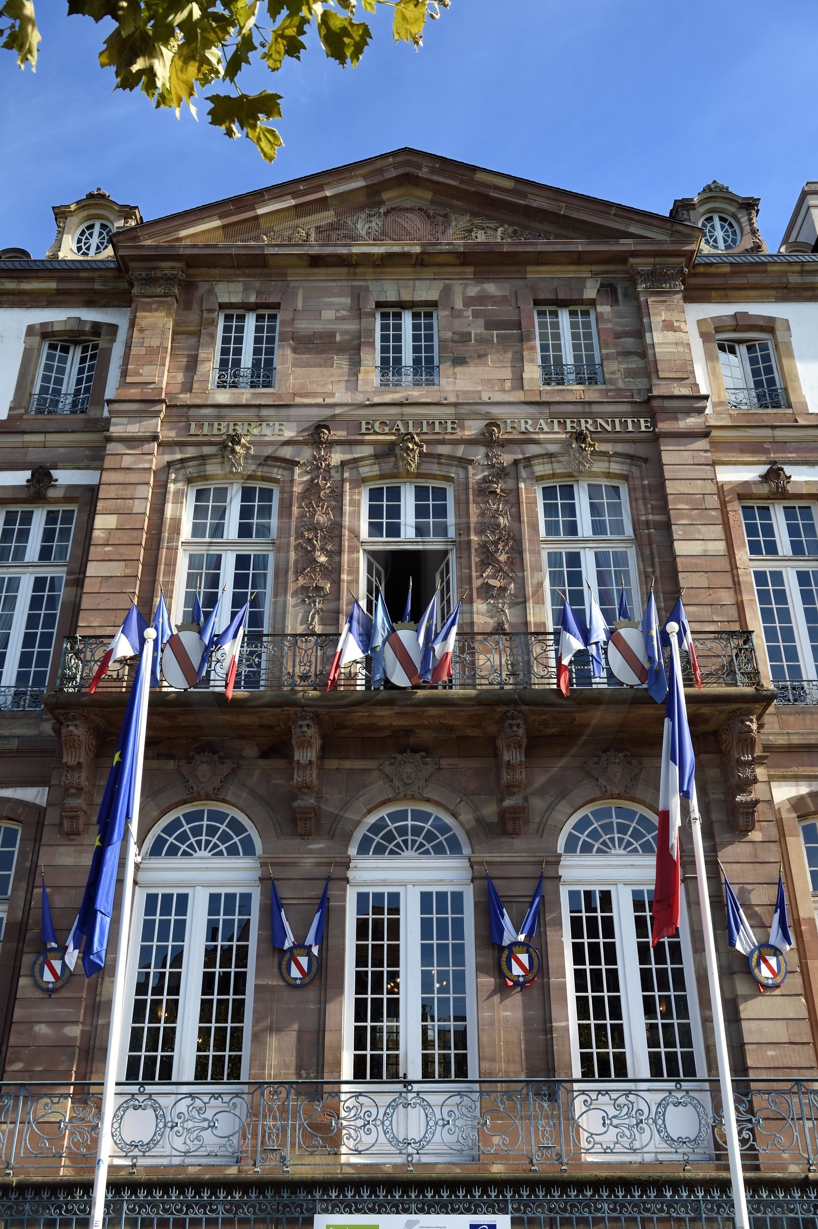 France, Bas-Rhin (67), Strasbourg, vieille ville classée au Patrimoine Mondial de l'UNESCO, place Broglie, l'hotel de ville édifié en 1730