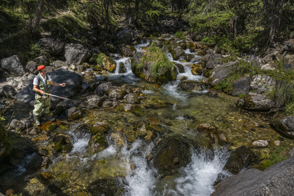 France, Hautes Alpes (05), Névache, pêcheur dans le ruisseau de la Vallée Étroite à la frontière italienne,