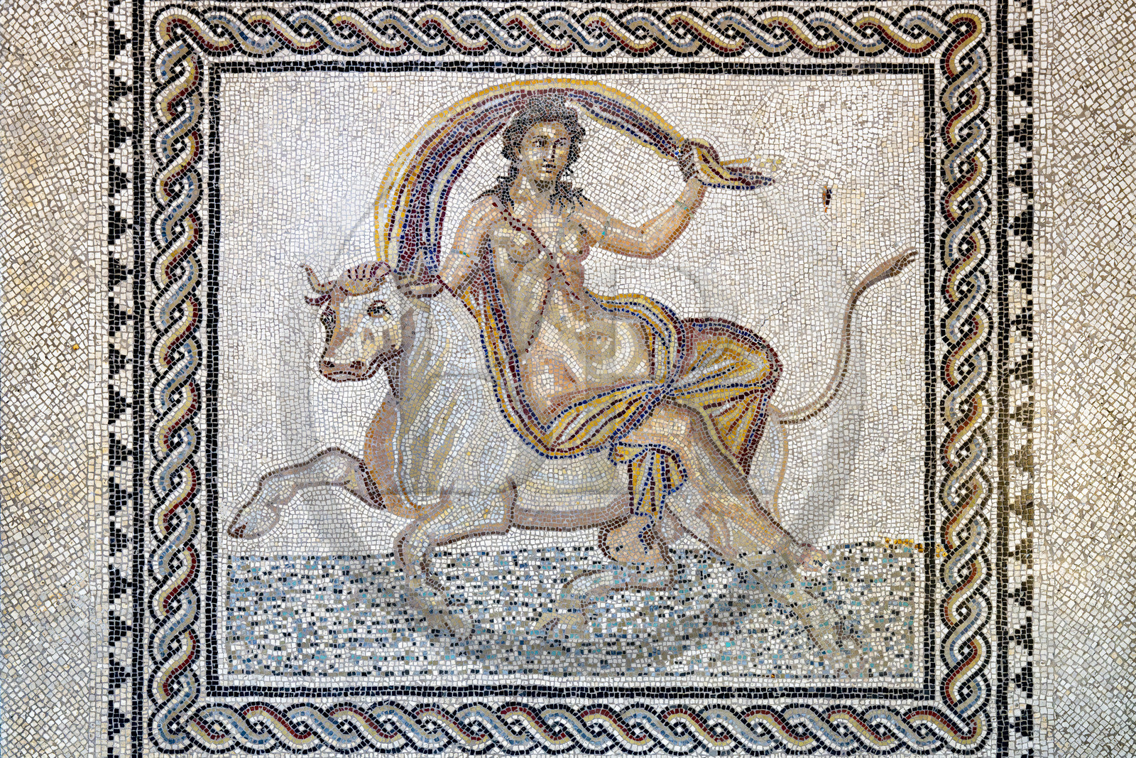 France, Bouches-du-Rhône (13), Arles, musée départemental Arles antique, mosaïque de l'Enlèvement d'Europe (fin IIe siècle - début du IIIe siècle) qui est le pavement d'une riche maison de ville romaine découverte sur le site avenue de Camargue dans le quartier de Trinquetaille sur la rive droite du Rhone