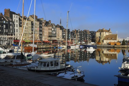 France, Calvados (14), Pays d'Auge, Honfleur, le Vieux-Bassin, le quai Sainte-Catherine et la Lieutenance en arrière plan