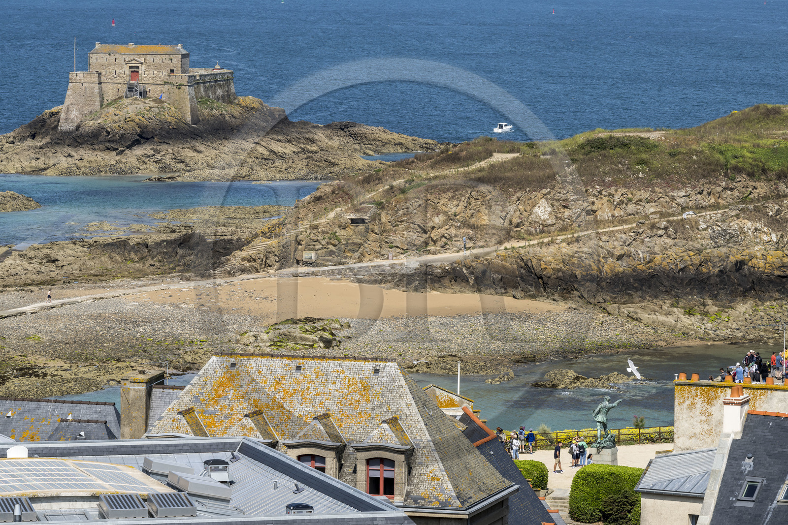 France, Ille-et-Vilaine (35), Côte d'Emeraude, Saint-Malo, le fort du Petit-Bé construit par Vauban et la statue du corsaire Robert Surcouf sur les remparts du jardin de la place du Québec