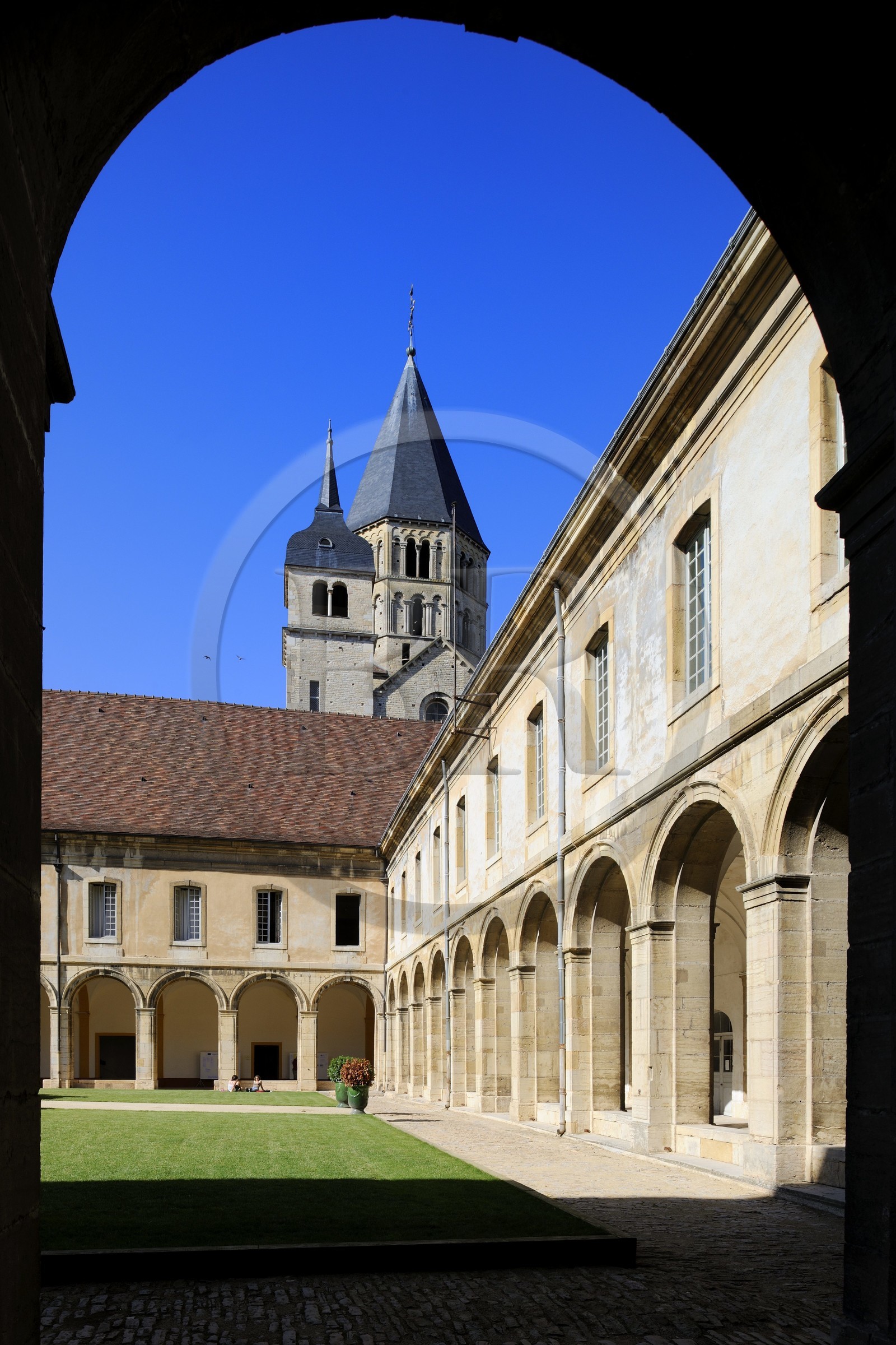 France, Saône et Loire (71), ancienne abbaye de Cluny, cour de l'école des Arts et Métiers et clochers de l'Eau Bénite et de l'Horloge