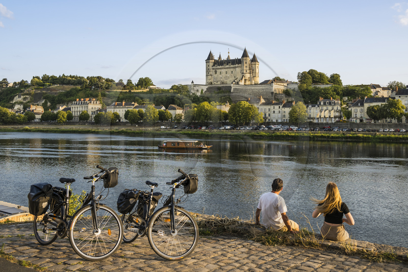 France, Maine-et-Loire (49), vallée de la Loire classée au Patrimoine Mondial par l'UNESCO, Saumur, randonnée à bicyclette sur les berges de la Loire, le chateau et l'église Saint-Pierre sur les bords de Loire