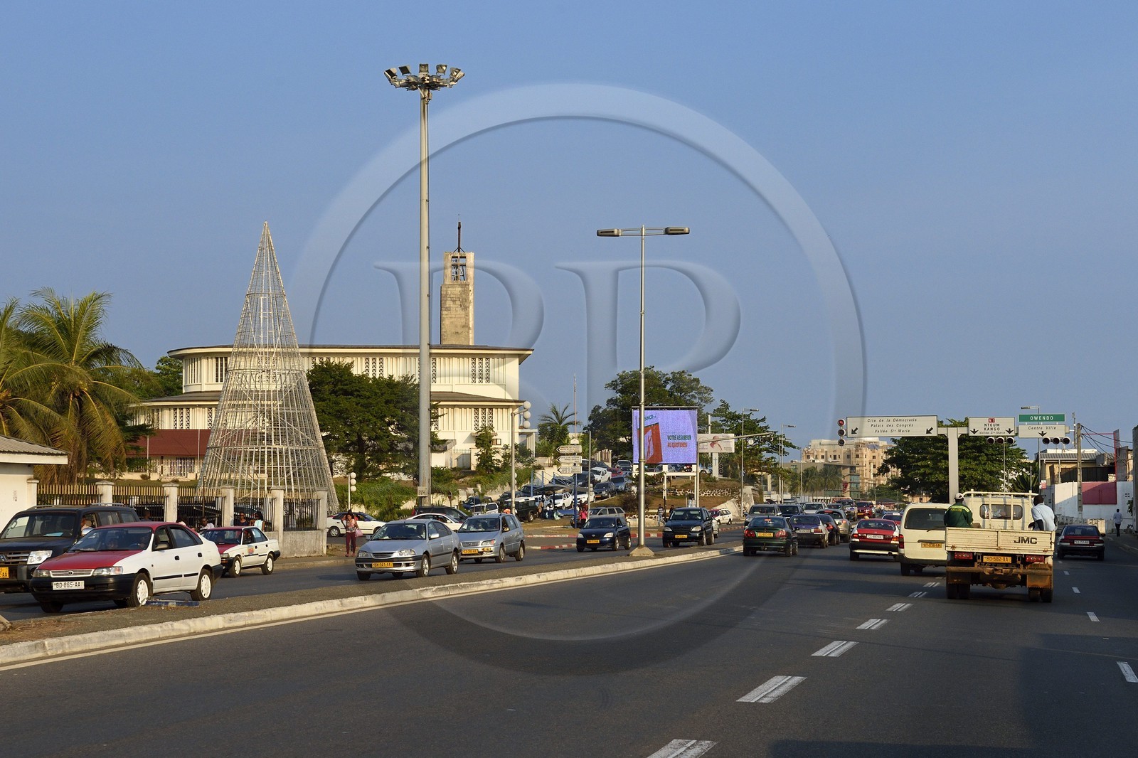 Gabon, Libreville, Boulevard de l'Indépendance sur le Front de Mer et la cathédrale Sainte-Marie