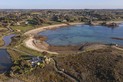 France, Côtes-d'Armor (22), Côte d'Ajoncs, Plougrescant, Anse de Pors Scaff, la plage du site du gouffre de Plougrescant sur le chemin de Grande Randonnée GR 34 (vue aérienne)