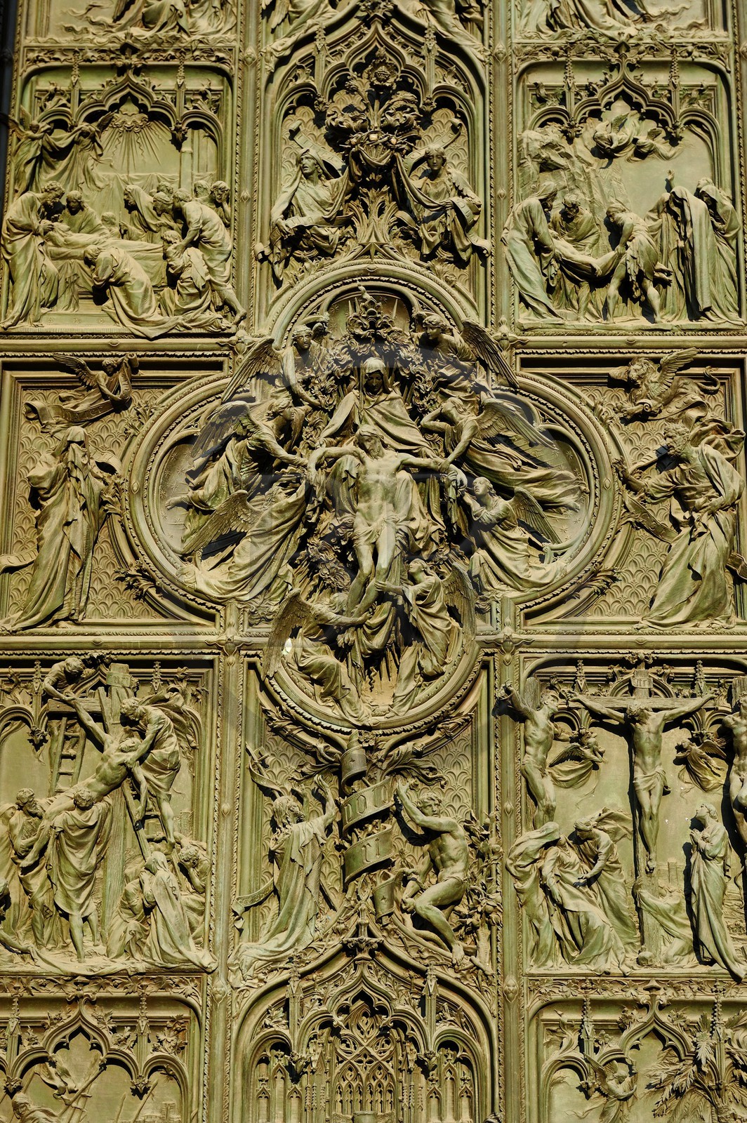 Italie, Lombardie, Milan, le Duomo dans le centre historique, cathédrale de style gothique flamboyant, portail central, porte en bronze qui évoque L’histoire de la vie de Marie (dessins de Ludovico Pogliaghi)