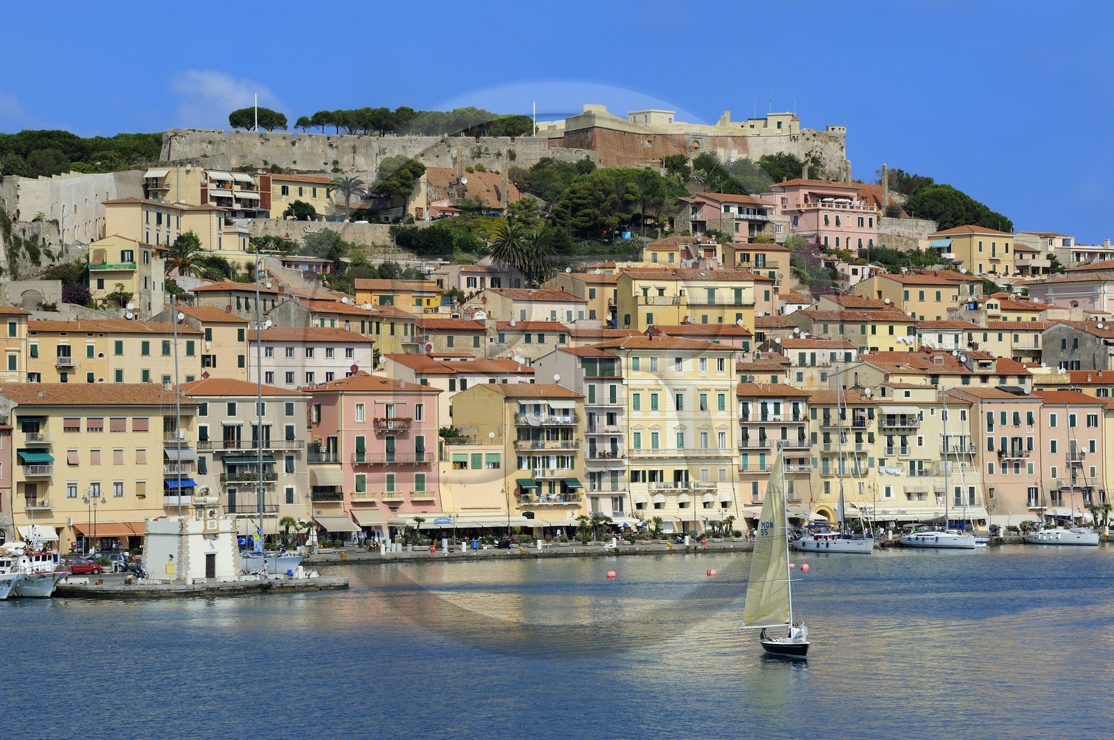 Italie, Toscane, l’Ile d’Elbe, Portoferraio dominée par la forteresse Médicis