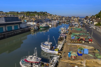 France, Calvados (14), Cote de Nacre, Port-en-Bessin, chalutiers dans le port de pêche (vue aérienne)