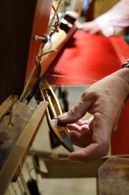 France, Rhône (69), Lyon, site historique classé Patrimoine Mondial de l'UNESCO, Vieux Lyon, quartier Saint-Georges, métier Jacquard de la Soierie Saint-Georges, navette pour le passage du fil d'or