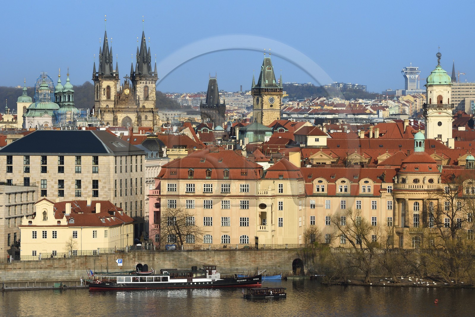 République Tchèque, Prague, centre historique classé Patrimoine Mondial de l' UNESCO, la rivière Vltava et l'église Notre-Dame-du-Tyn dans la vieille ville (Stare Mesto) en arrière plan à gauche