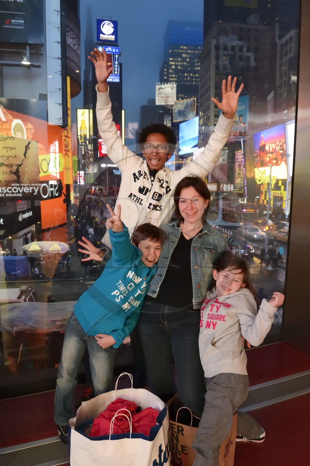 Etats-Unis, New York, Manhattan, Midtown, Times Square, pose dans le magasin de vêtements Aeropostale