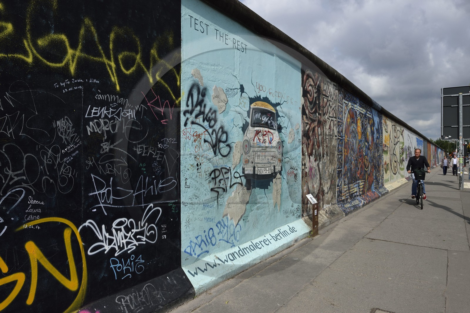 Allemagne, Berlin, Friedrichshain-Kreuzberg, East Side Gallery, le mur, oeuvre de Birgit Kinder datant des années 1990 et rénovée en 2009 représentant une voiture Trabant arrivant de Berlin Est intitulée Test the best