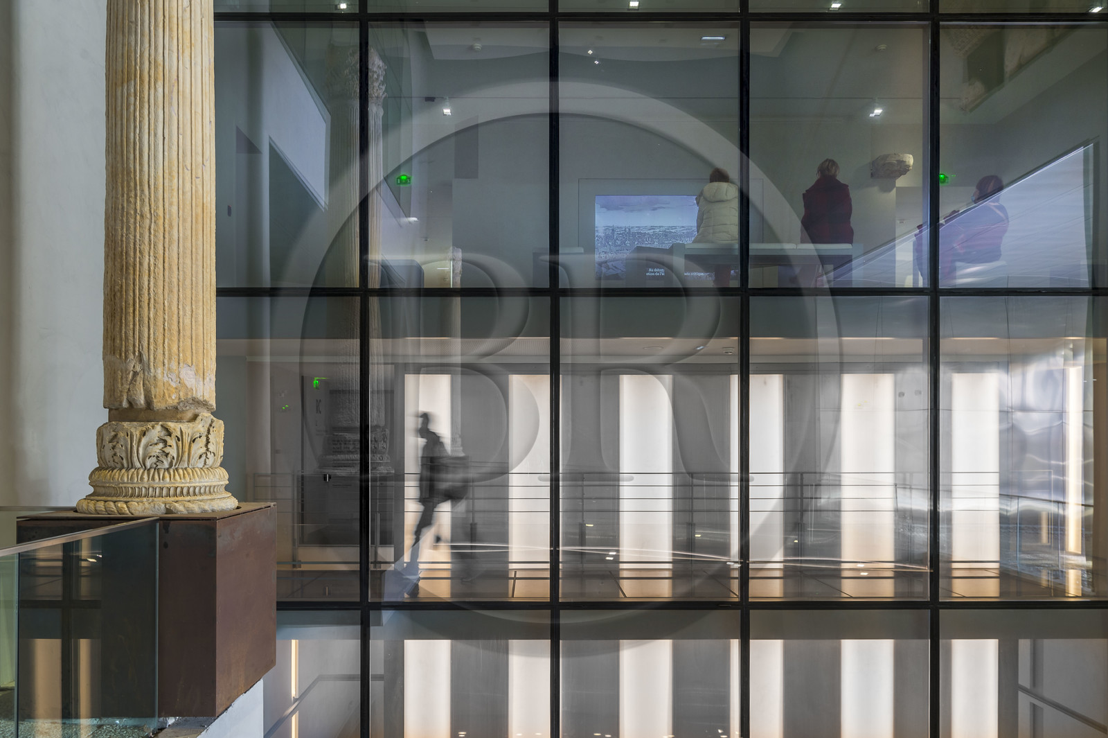 France, Gard (30), Nîmes, Musée de la Romanité de l'architecte Elizabeth de Portzamparc, passage sous le musée où on peut voir deux des quatre colonnes qui s’élevaient aux angles du nymphée de l’Augusteum