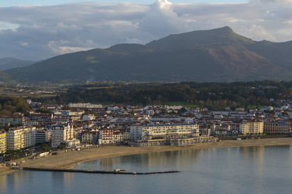 France, Pyrénées-Atlantiques (64), la côte du Pays-Basque, Saint-Jean-de-Luz, la Grande Plage et la montagne de La Rhune en arrière plan (vue aérienne)