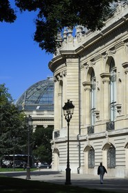 France, Paris (75), le Grand Palais derrière le Petit Palais