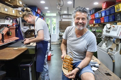 France, Var (83), Saint-Tropez, fabrication des Sandales Tropéziennes (les sandales Rondini), Alain Rondini