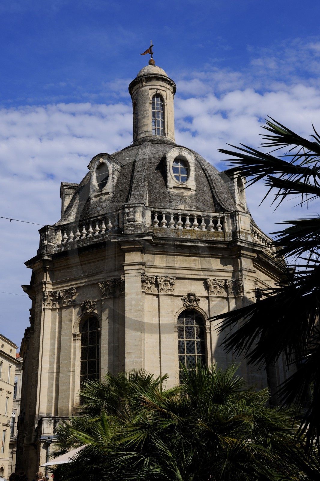 France, Hérault (34), Montpellier, centre historique, l'Ecusson, l'ancien amphitéâtre d'anatomie aujourd'hui la Chambre de Commerce et d'Industrie domine la place Saint-Côme