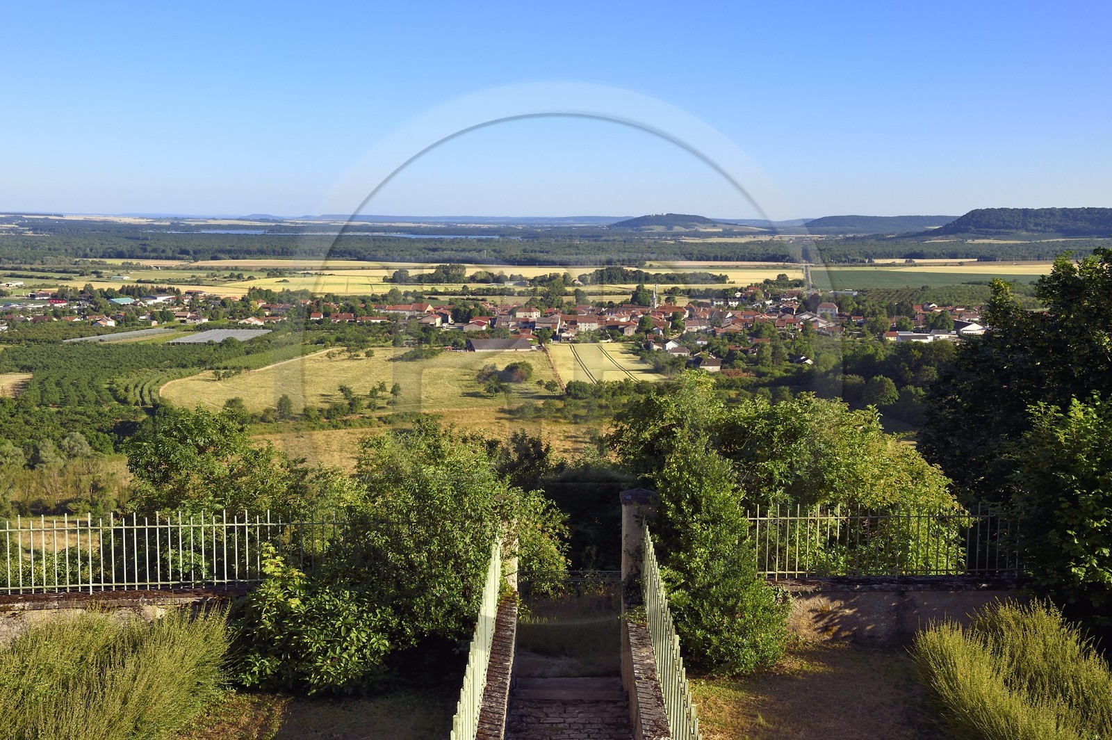 France, Meuse (55), Parc régional de Lorraine, Cotes de Meuse, Hattonchâtel, le bas village de Vigneulles-les-Hattonchatel dans la plaine de la Woëvre