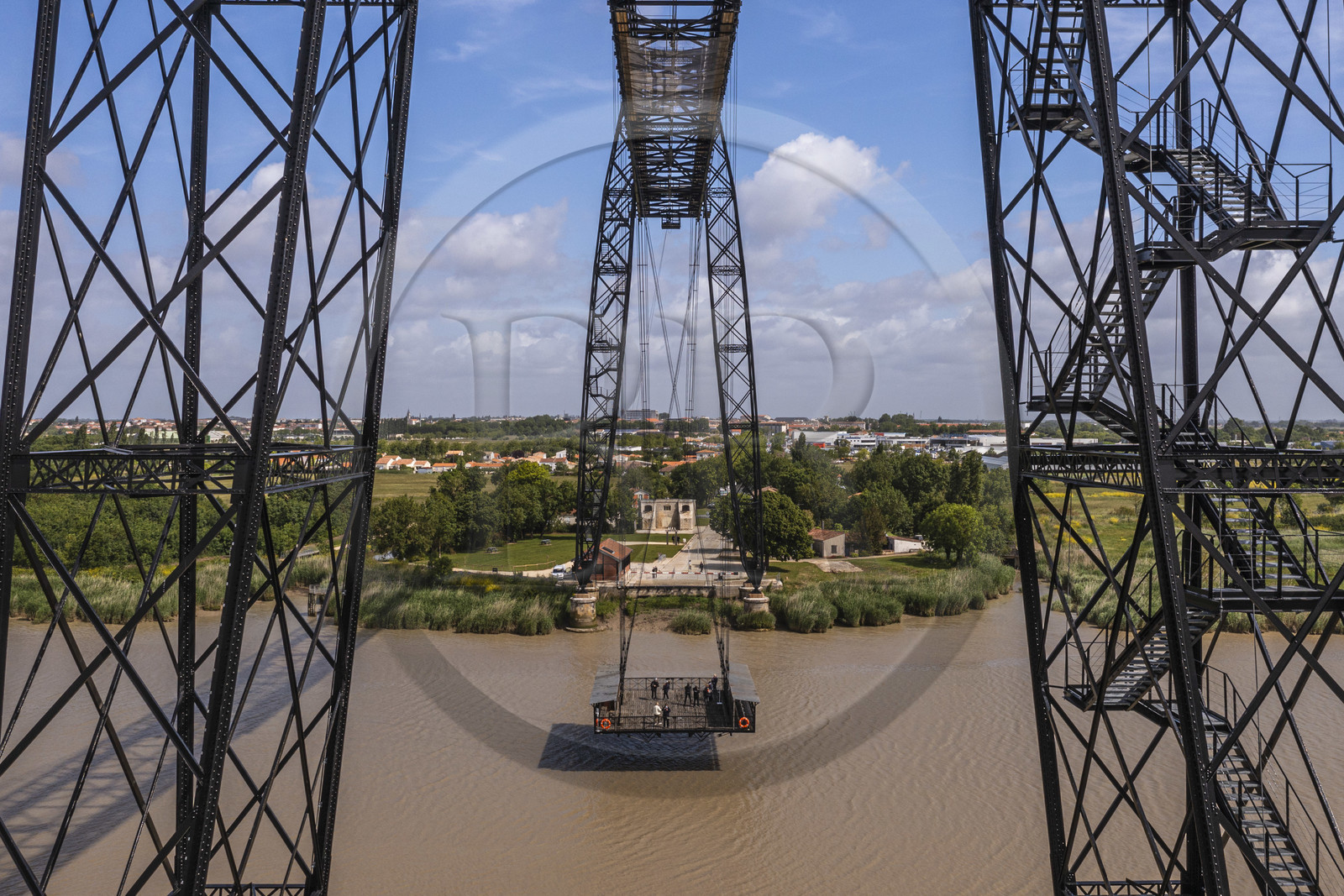 France, Charente-Maritime (17), Rochefort, le pont transbordeur de Rochefort (ou Martrou) construit par Ferdinand Arnodin en 1900, la nacelle en translation au dessus du fleuve Charente (vue aérienne)