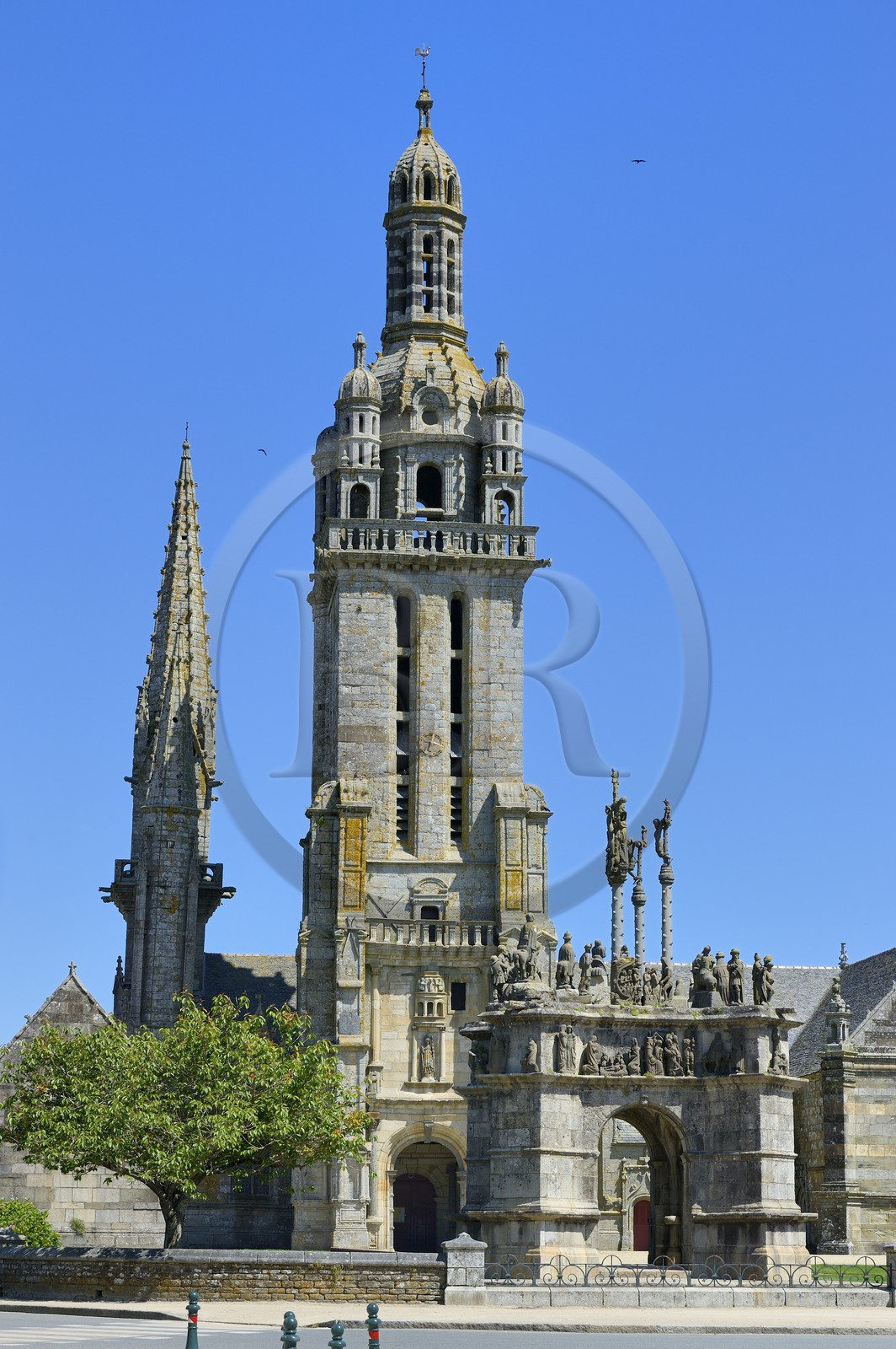 France, Finistère (29), Pleyben, l'église et le calvaire dans l'enclos paroissial
