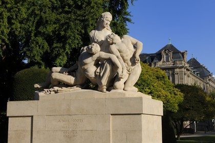 France, Bas-Rhin (67), Strasbourg, place de la République, le monument aux morts. Une mère tient ses deux fils mourants, l’un regarde la France, l’autre l’Allemagne