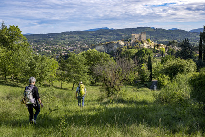 France, Vaucluse (84), Dentelles de Montmirail, Vaison-la-Romaine, randonneurs devant le chateau des Comtes de Toulouse construit au XIIe siècle au sommet de la cité médiévale