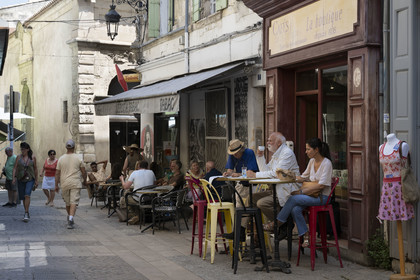 France, Bouches-du-Rhône (13), Arles, terrasses de café rue Dominique Maisto dans la vieille ville