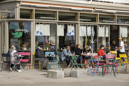France, Loire-Atlantique (44), Saint-Nazaire, terrasse du café restaurant Sous les Palmiers place du Commando vers la Pince de Crabe