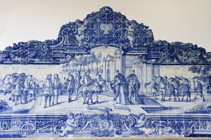 Portugal, région du Minho, Guimaraes, Pousada de Santa Marinha da Costa, azulejos du XVIIIème siècle racontant la vie du monastère