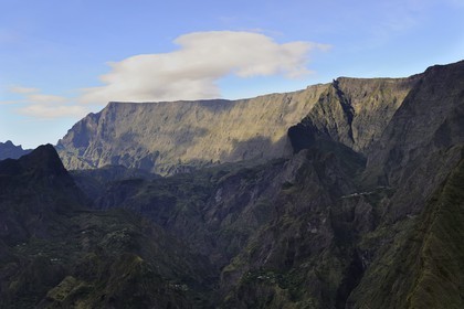 France, Ile de la Reunion, le cirque de Mafate, classé Patrimoine Mondial de l'UNESCO, limité par le rempart du Maïdo à droite (vue aérienne)