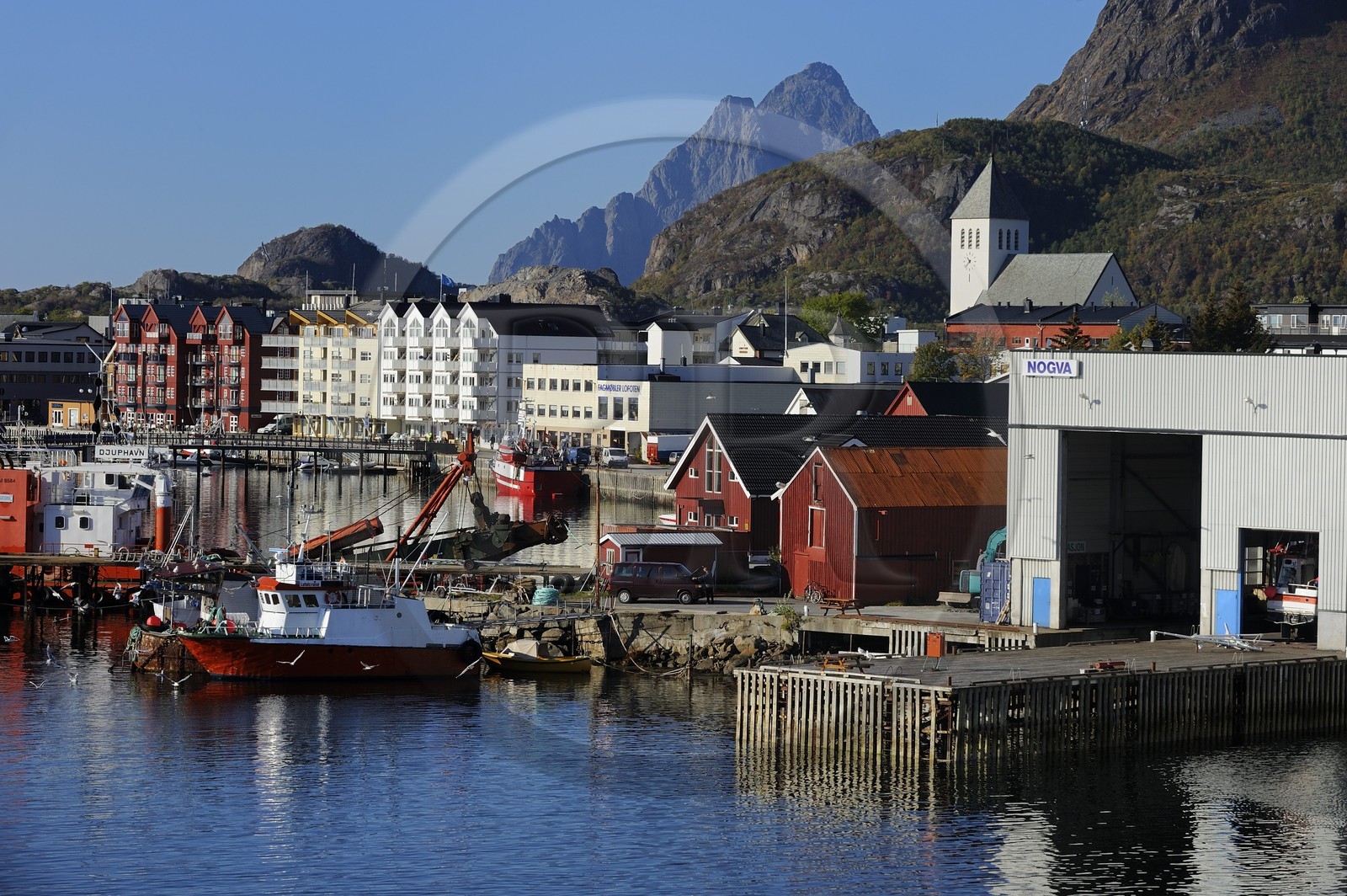 Norvège, Nordland, Iles Lofoten, Austvagoy, port de Svolvaer, chantiers navals