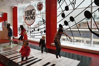 Etats-Unis, New York, Manhattan, le plus grand magasin de jouet au monde FAO Schwarz sur la 5ème Avenue, le piano géant