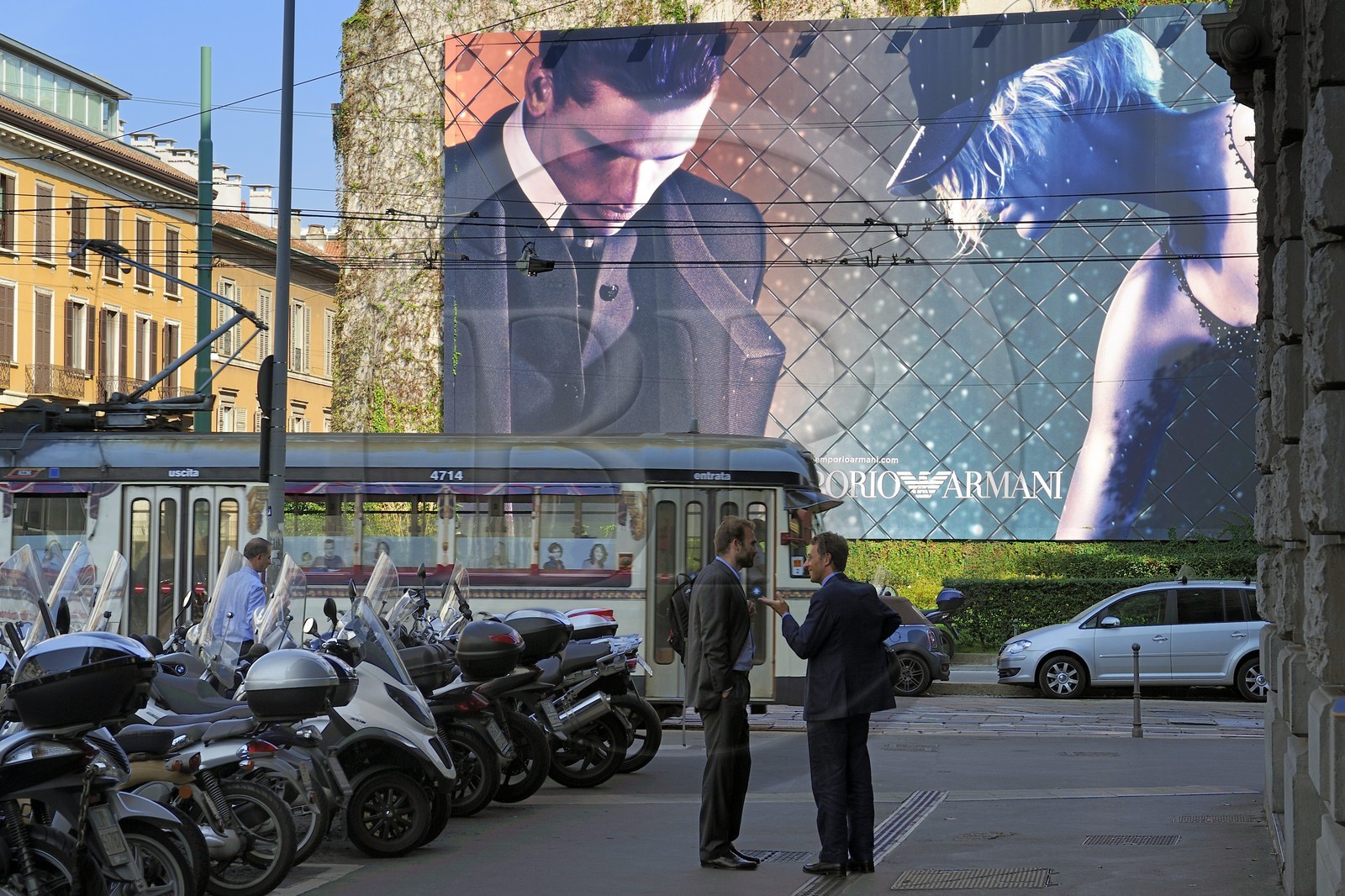 Italie, Lombardie, Milan, tramway et panneau publicitaire pour la mode via dell'Orso