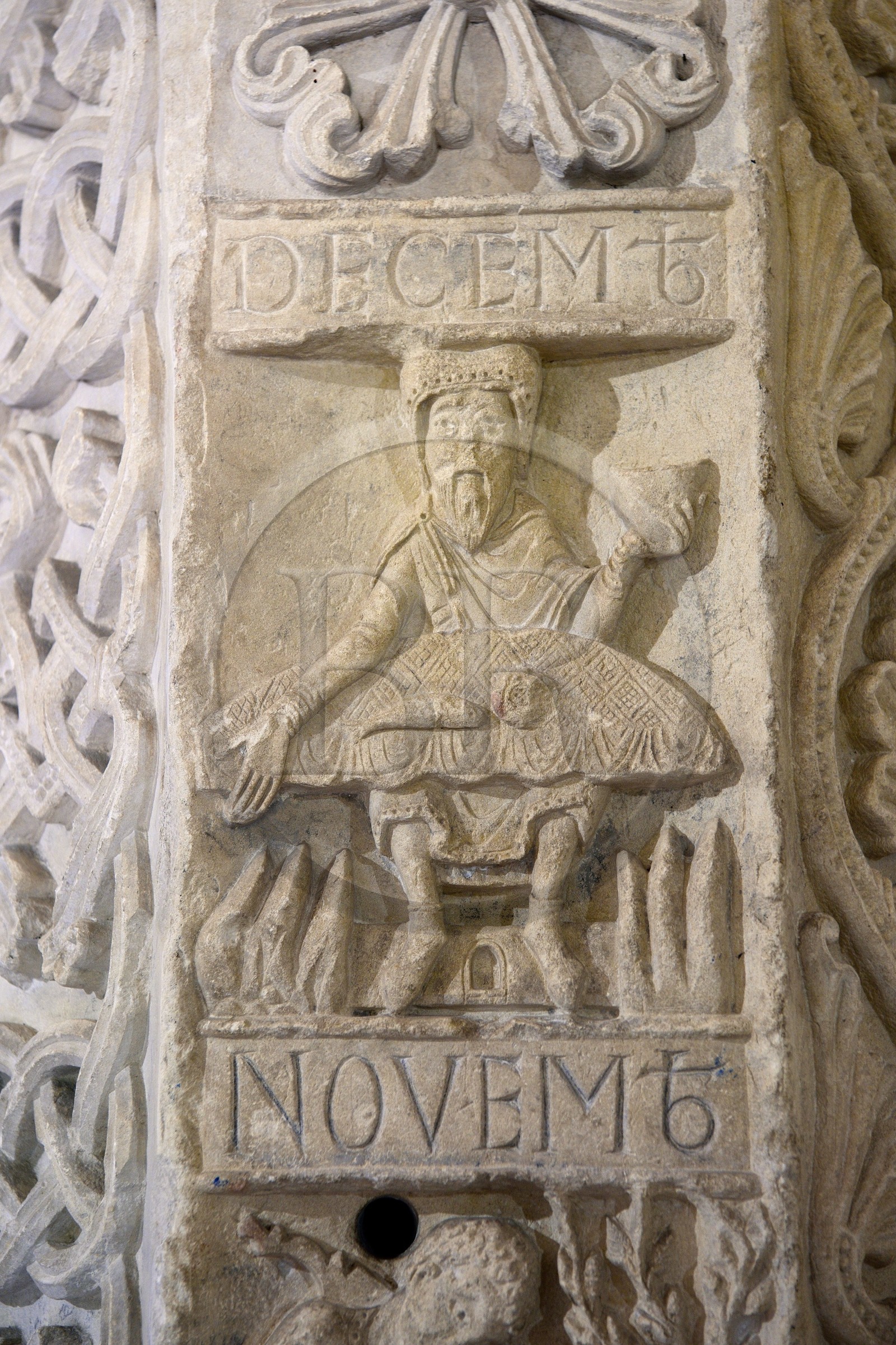 France, Allier (03), ancienne province du Bourbonnais, Souvigny, prieuré Saint-Pierre-et-Saint-Paul, nécropole ducale des Ducs de Bourbon, musée du Pays de Bourbonnais, le pilier roman, colonne calendaire (fin XIIe siècle) dite du Zodiaque, mois de novembre