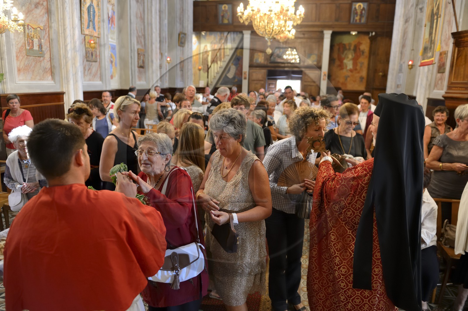 France, Corse-du-Sud (2A), Cargèse, église Saint Spyridon grecque catholique de rite oriental, messe de la fête du basilic (exaltation de la Sainte-Croix) par l’archimandrite Athanase