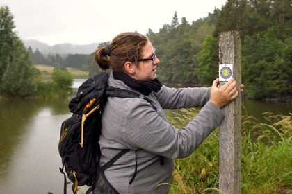 France, Puy-de-Dôme (63), Aydat, vers l'étang du Chateau de Montlosier, Catline Lajoie garde nature au Parc naturel régional des Volcans d'Auvergne, balisage du parcours Musette nature sentier de Vichatel