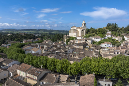 France, Vaucluse (84), Parc Naturel Régional du Mont Ventoux, Bedoin, église Saint Pierre (XVIIIe) et le village au pied du mont Ventoux sur le versant sud du mont Chauve
