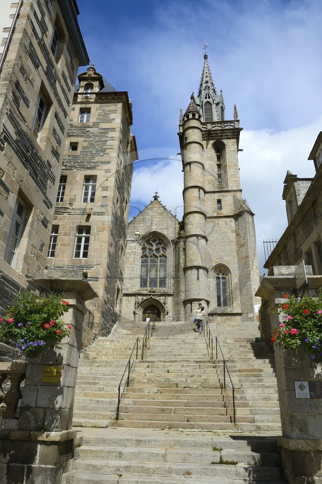 France, Finistère (29), Morlaix, l'église Saint-Melaine  Hôtel dit de François du Parc à gauche