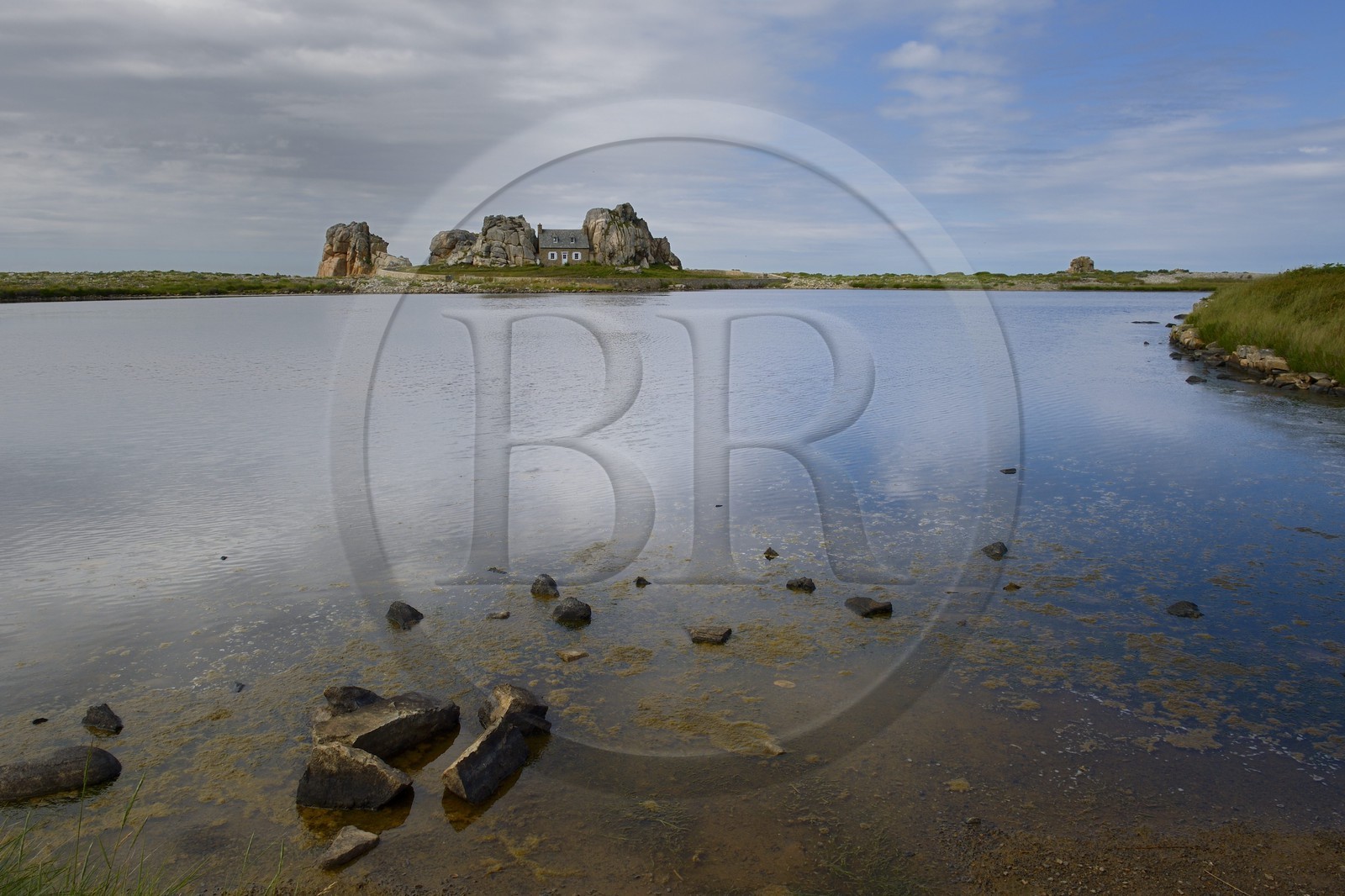 France, Côtes-d'Armor (22), Côte d'Ajoncs, Plougrescant, Anse de Pors Scaff, la petite maison de Castel Meur, toute représentation commerciale de cette maison est interdite