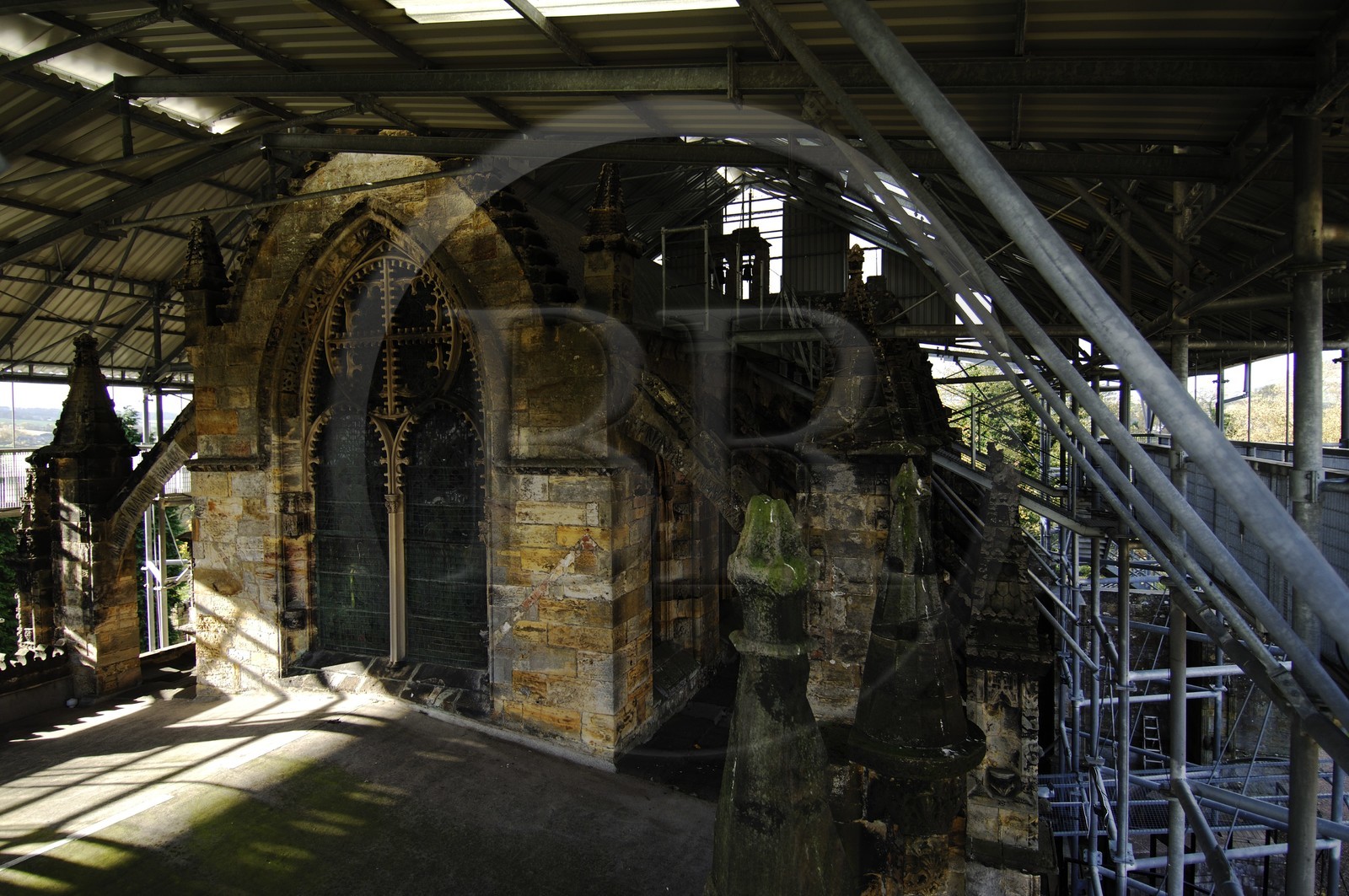 Royaume-Uni, Ecosse, Midlothian, Roslin, la Chapelle Rosslyn était recouverte d'un toit en tôle ondulée pendant des années