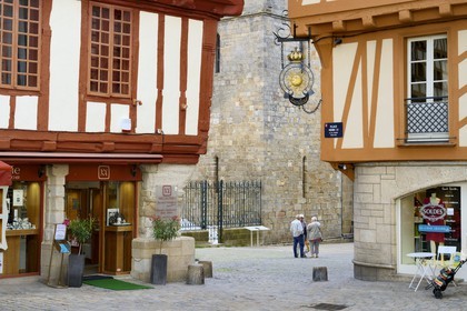 France, Morbihan (56), Golfe du Morbihan, Vannes, maisons à pans de bois place Henri IV et la cathédrale Saint-Pierre en arrière plan