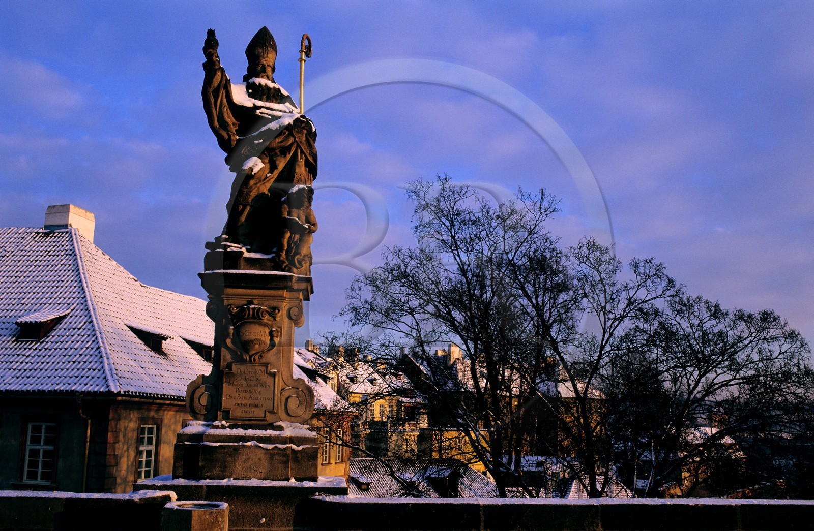 République Tchèque, Prague, une des trente sculptures qui orne le Pont Charles sur la Vltava