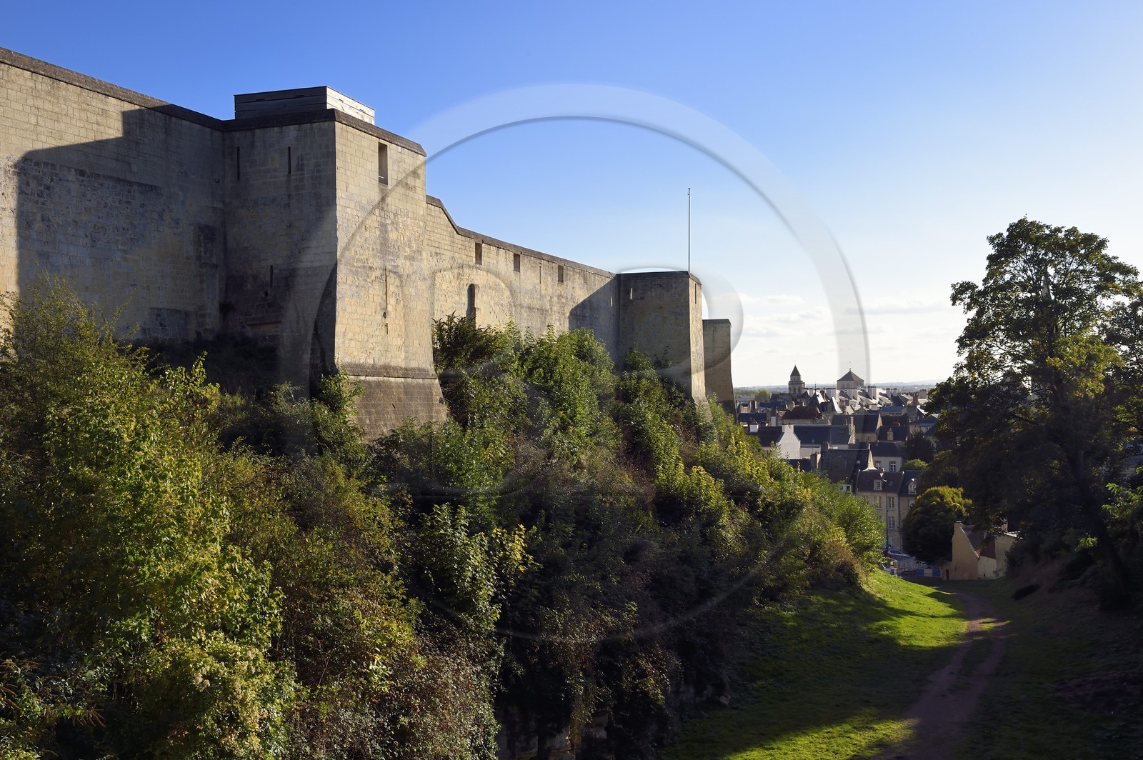 France, Calvados (14), Caen, les remparts du château ducal de Guillaume le Conquerant surplombant la vieille ville